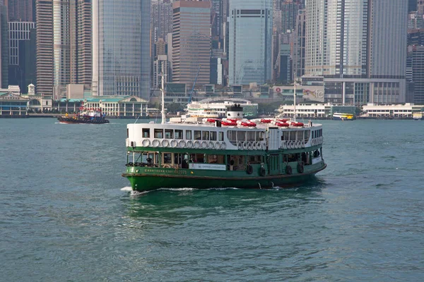 4月2日 2017年4月2日在中国香港巡航维多利亚港 香港的渡轮已经运营了120多年 是这个城市的主要景点之一 — 图库照片