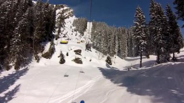 Kışın İsviçre Alplerinde kayak yapmak