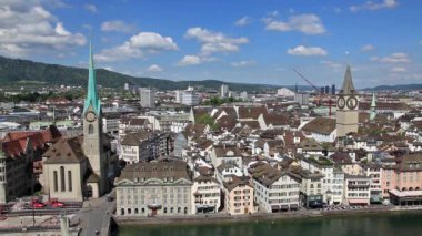 Arka planda Zürih ve Limmat nehri