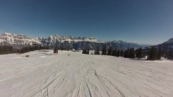 Катание Лыжах Швейцарских Альпах Зимой — стоковое видео