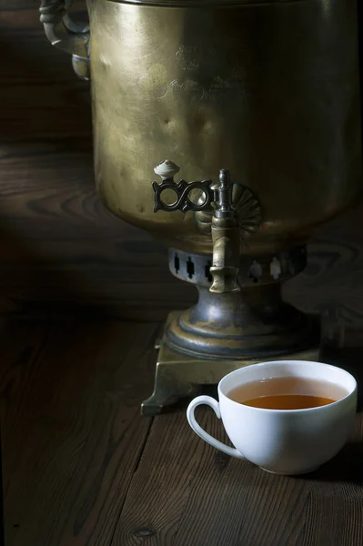 Šálek čaje a samovar — Stock fotografie