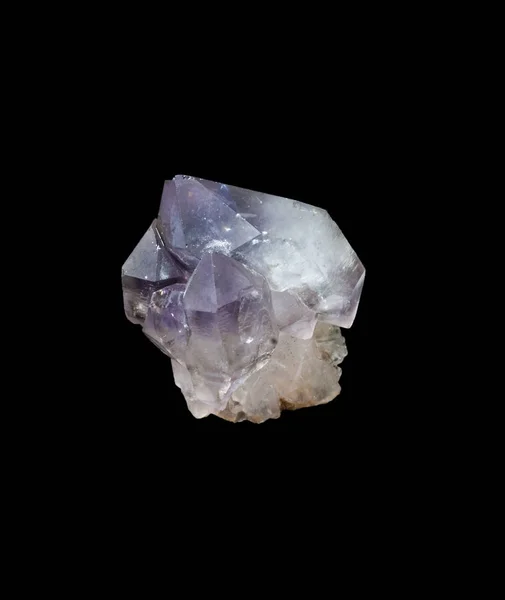 Unbehandelte Amethyst-Kristalle auf einem — Stockfoto