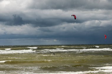 Kitesurfing fırtınalı denizde