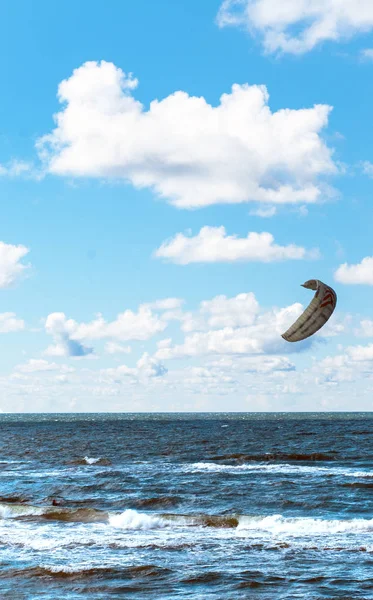 Kitesurf dans la mer orageuse — Photo