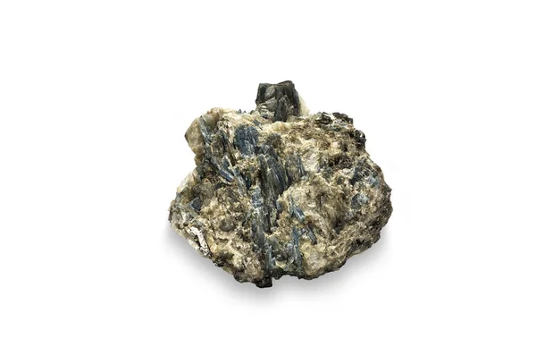 Кусок руды с кристаллами цианита — стоковое фото