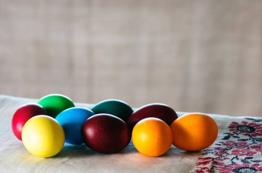 Renkli boyalı Paskalya yumurtaları
