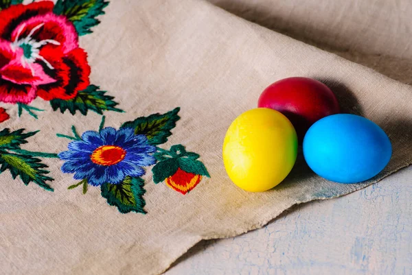 Coloridos huevos de Pascua pintados —  Fotos de Stock