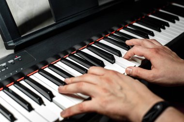 piyanist piyano çalıyor. Piyanistin yakından eller. Üstten Görünüm .