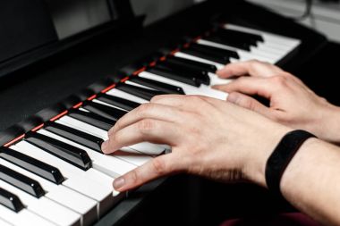 piyanist piyano çalıyor. Piyanistin yakından eller. Üstten Görünüm .