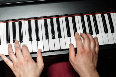 piyanist piyano çalıyor. Piyanistin yakından eller. Üstten Görünüm .