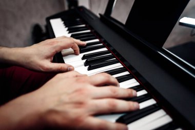 piyanist piyano çalıyor. Piyanistin yakından eller. Üstten Görünüm .