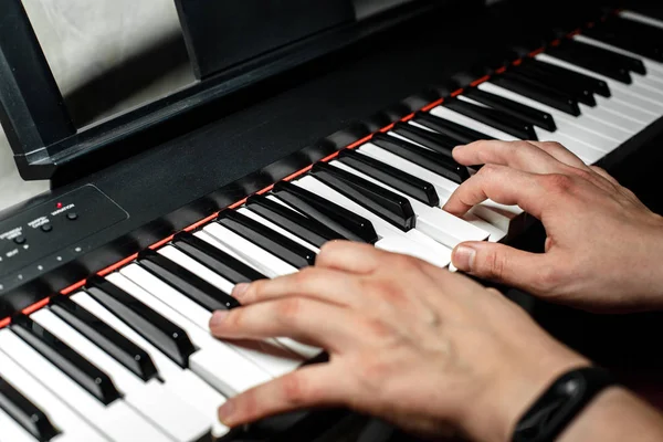 O pianista toca piano. As mãos do pianista de perto. a vista do topo  . — Fotografia de Stock