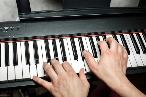 El pianista toca el piano. Las manos del pianista de cerca. la vista desde la parte superior  . —  Fotos de Stock