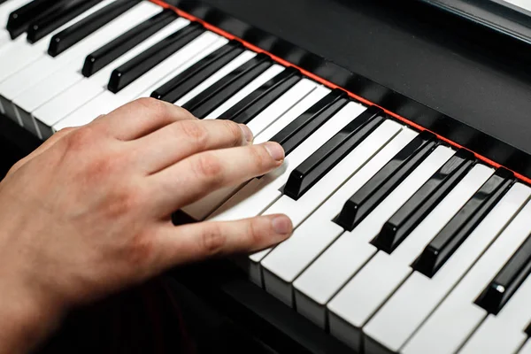 Piyanist piyano çalıyor. Piyanistin yakından eller. Üstten Görünüm . — Stok fotoğraf