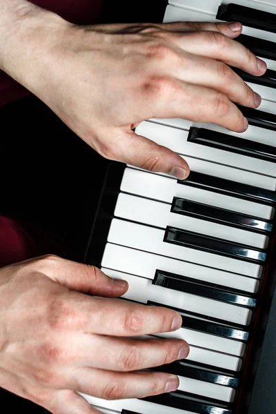 Der Pianist spielt Klavier. die Hände des Pianisten eng umschlungen. der Blick von oben . — Stockfoto