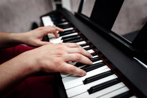 Pianisten spelar piano. Pianistens händerna noga. vyn från toppen . — Stockfoto