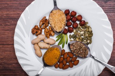 Beyaz kase, plaka ahşap yüzey üzerinde çeşitli hayalarına. Kopya alanı ile Üstten Görünüm