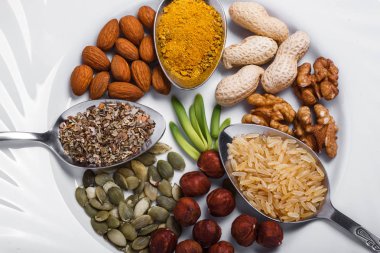 Beyaz kase, plaka ahşap yüzey üzerinde çeşitli hayalarına. Kopya alanı ile Üstten Görünüm