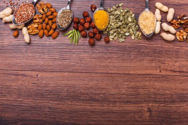 Beyaz kase, plaka ahşap yüzey üzerinde çeşitli hayalarına. Kopya alanı ile Üstten Görünüm