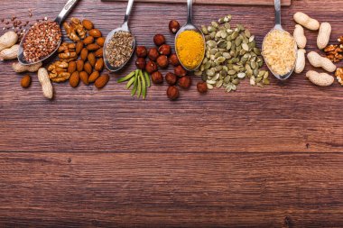 Beyaz kase, plaka ahşap yüzey üzerinde çeşitli hayalarına. Kopya alanı ile Üstten Görünüm