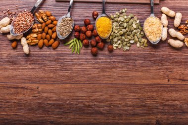 Beyaz kase, plaka ahşap yüzey üzerinde çeşitli hayalarına. Kopya alanı ile Üstten Görünüm