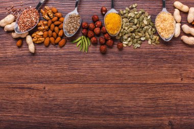 Beyaz kase, plaka ahşap yüzey üzerinde çeşitli hayalarına. Kopya alanı ile Üstten Görünüm