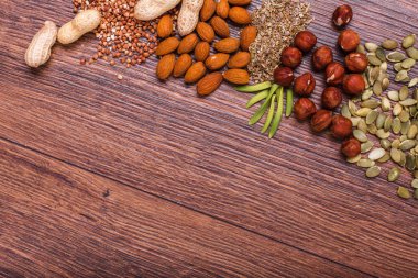 Beyaz kase, plaka ahşap yüzey üzerinde çeşitli hayalarına. Kopya alanı ile Üstten Görünüm