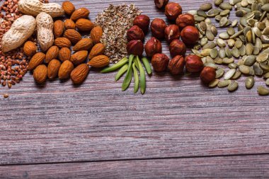 Beyaz kase, plaka ahşap yüzey üzerinde çeşitli hayalarına. Kopya alanı ile Üstten Görünüm