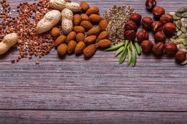 Beyaz kase, plaka ahşap yüzey üzerinde çeşitli hayalarına. Kopya alanı ile Üstten Görünüm