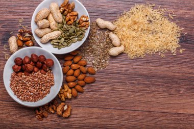 Beyaz kase, plaka ahşap yüzey üzerinde çeşitli hayalarına. Kopya alanı ile Üstten Görünüm