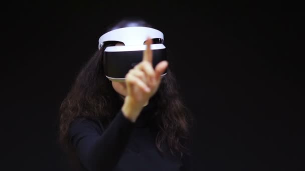 Woman with VR glasses of virtual reality. — Stock Video