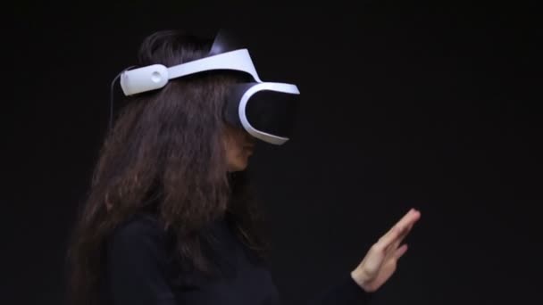 Mujer con gafas VR de realidad virtual . — Vídeos de Stock