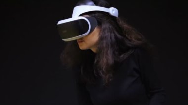 Sanal gerçeklik Vr gözlüklü kadın.
