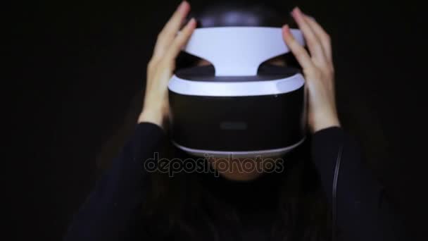 Женщина в очках виртуальной реальности . — стоковое видео