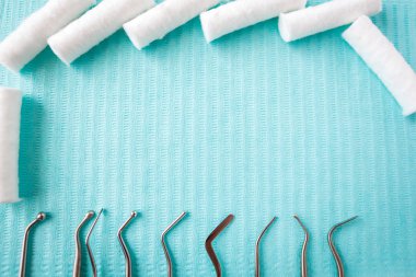 Diş pamuk rulo, aletleri gelmedi. Üstten Görünüm metin için kopya yer ile. Dişçi donanımları, Stomatology.