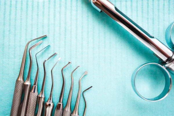 Instrumentos dentários em guardanapo azul. Vista superior com espaço de cópia para texto . — Fotografia de Stock