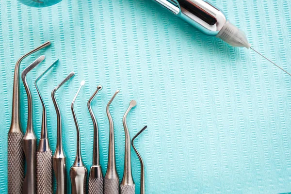 Instrumentos dentários em guardanapo azul. Vista superior com espaço de cópia para texto . — Fotografia de Stock