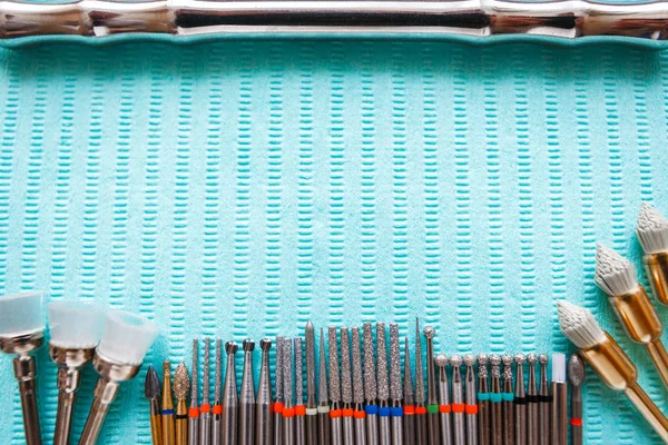 Instrumentos dentários em guardanapo azul. Vista superior com espaço de cópia para texto . — Fotografia de Stock