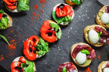 et ve sebze ile atıştırmalıklar. Somon ve turşusu hıyar tapas. Prosciutto armut ve roka ile