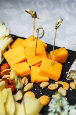 et ve sebze ile atıştırmalıklar. Somon ve turşusu hıyar tapas. Prosciutto armut ve roka ile