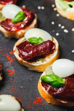 et ve sebze ile atıştırmalıklar. Somon ve turşusu hıyar tapas. Prosciutto armut ve roka ile