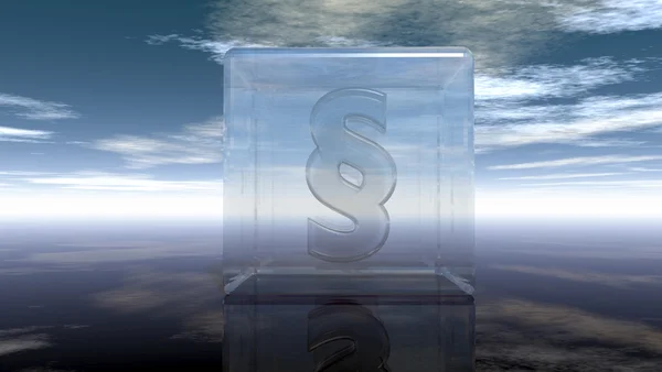 Symbole de paragraphe en cube de verre sous un ciel nuageux - rendu 3d — Photo