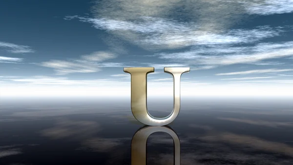 Металева верхня літера u під хмарним небом - 3d рендеринг — стокове фото