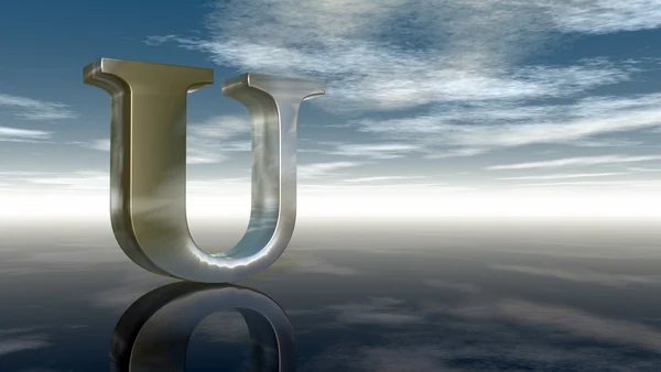 Металева верхня літера u під хмарним небом - 3d рендеринг — стокове фото