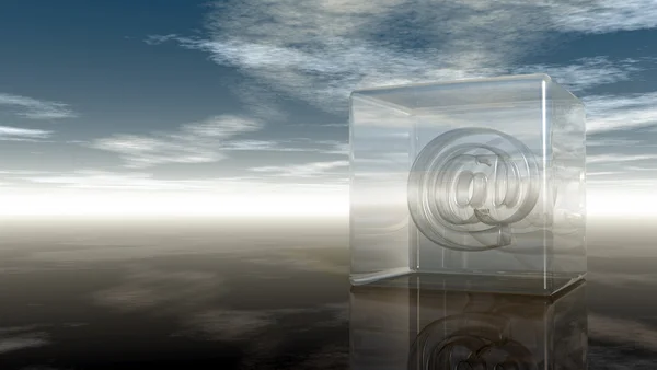 Símbolo de e-mail em cubo de vidro sob céu nublado - renderização 3d — Fotografia de Stock