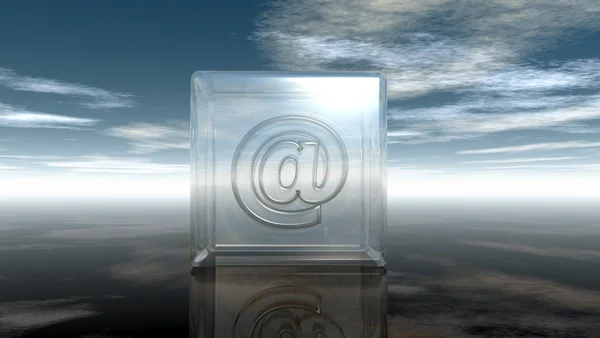 在多云的天空-3d 渲染下的玻璃立方体中的电子邮件符号 — 图库照片