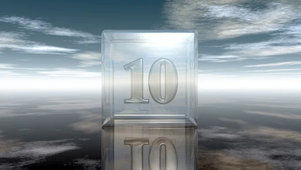 Число десять в стеклянном кубе под облачным небом - 3d рендеринг — стоковое фото