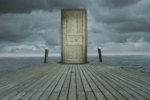 Drewniane drzwi w wodzie — Zdjęcie stockowe