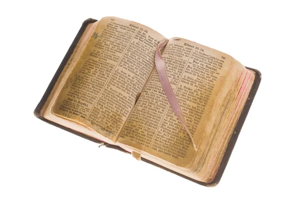 Vecchia bibbia aperta vintage isolata con percorso ritaglio . — Foto Stock