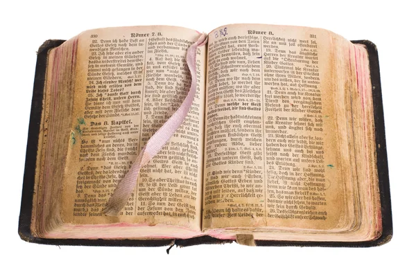 Ancienne bible ouverte vintage isolée avec chemin de clipsage . — Photo